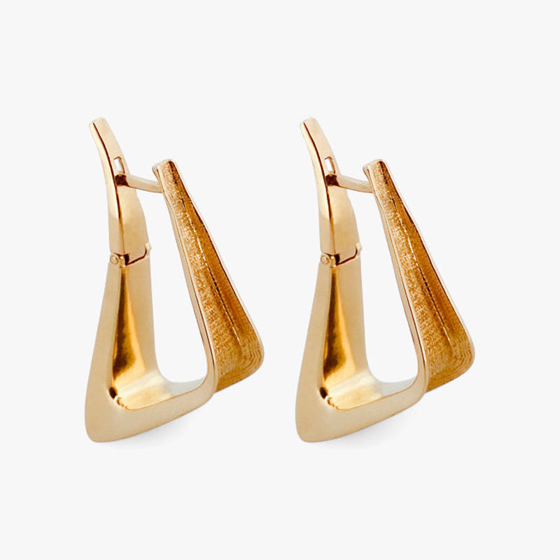 Pendientes tipo criollas en forma triangular realizados en oro amarillo de 18kt. Estos pendientes disponen de cierre tipo catalán. Envío GRATIS