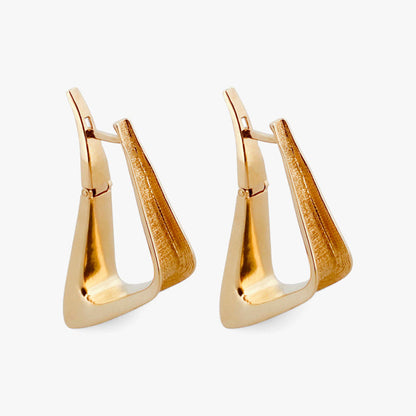 Pendientes tipo criollas en forma triangular realizados en oro amarillo de 18kt. Estos pendientes disponen de cierre tipo catalán. Envío GRATIS