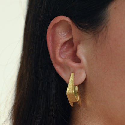 Pendientes tipo criollas en forma triangular realizados en oro amarillo de 18kt. Estos pendientes disponen de cierre tipo catalán. Envío GRATIS