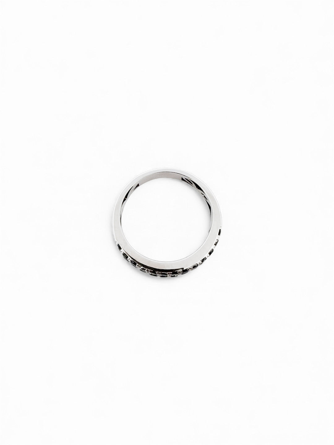 Sortija de la firma de Joyería Catalana Rabat realizado en oro blanco de 18kt 3 carriles de diamantes blancos y negros. Esta joya dispone de su certificado original