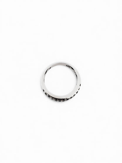 Sortija de la firma de Joyería Catalana Rabat realizado en oro blanco de 18kt 3 carriles de diamantes blancos y negros. Esta joya dispone de su certificado original