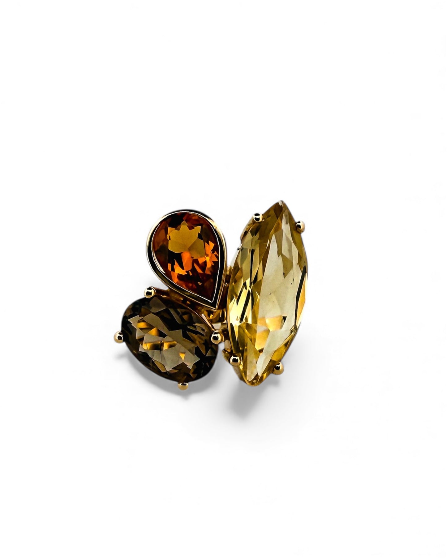 Comprar anillo realizado en oro amarillo de 18kt con citrino central y diamantes talla brillante y marquesa alrededor de el y en los brazos. Envío GRATIS.