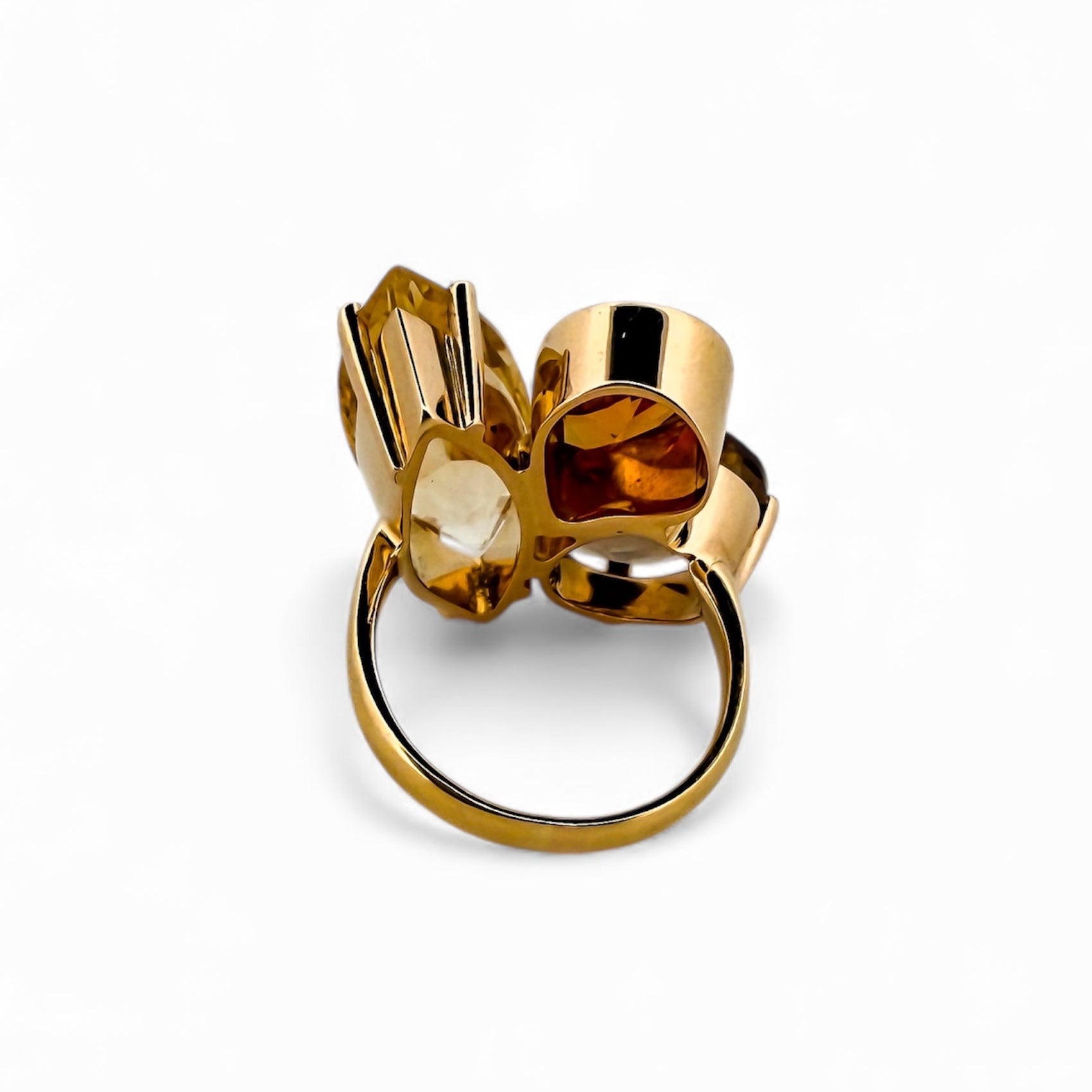 Comprar anillo realizado en oro amarillo de 18kt con citrino central y diamantes talla brillante y marquesa alrededor de el y en los brazos. Envío GRATIS.