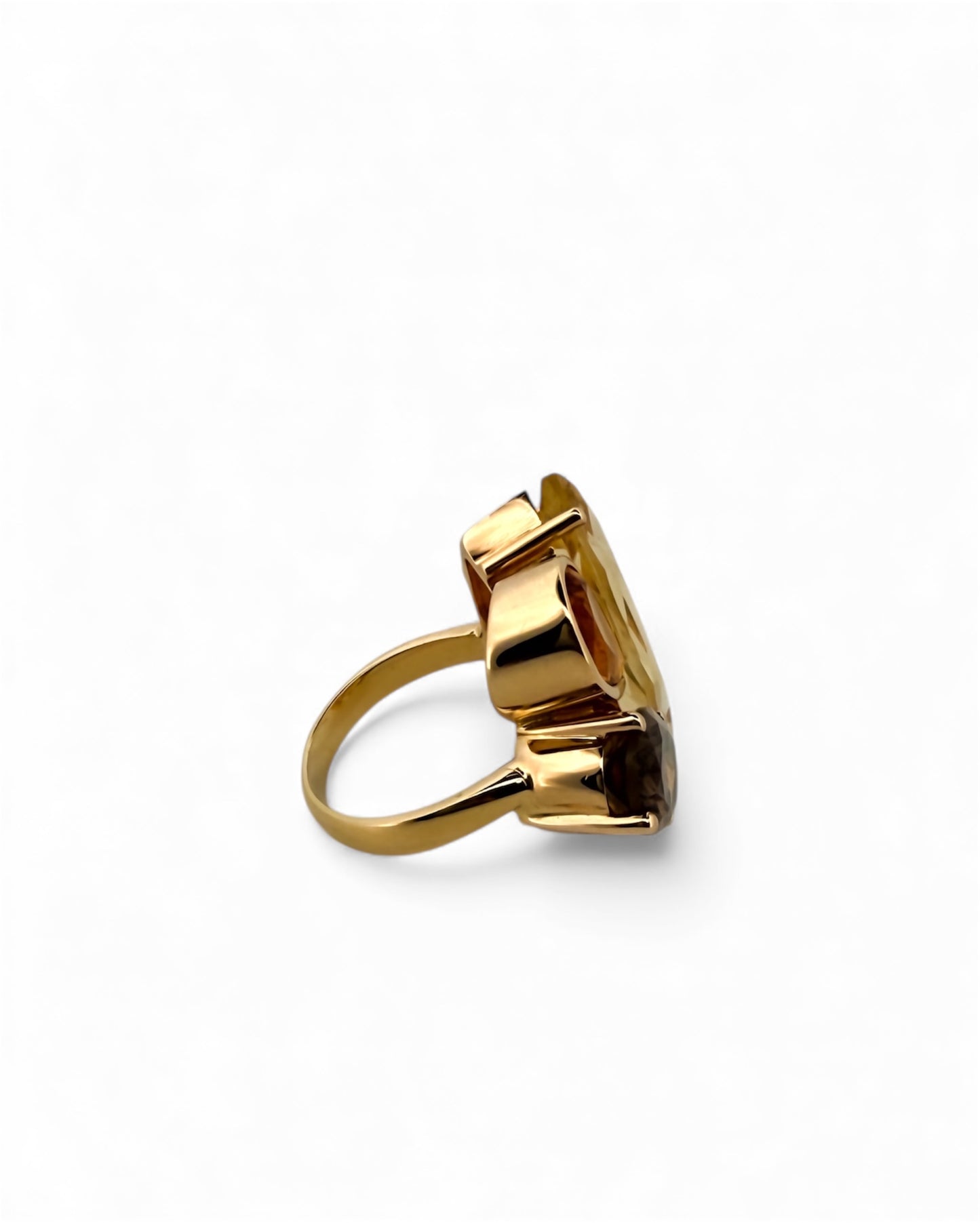 Comprar anillo realizado en oro amarillo de 18kt con citrino central y diamantes talla brillante y marquesa alrededor de el y en los brazos. Envío GRATIS.