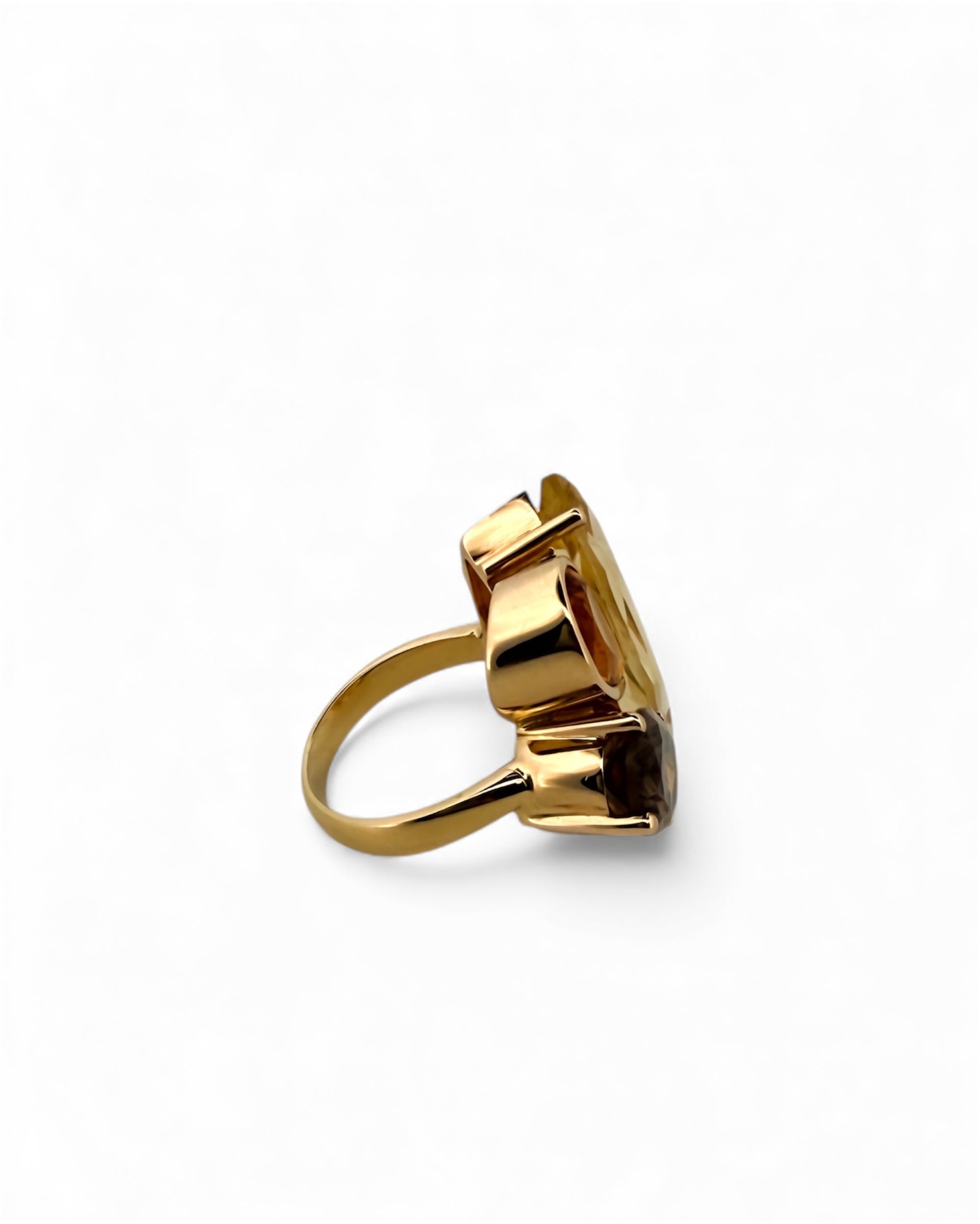 Comprar anillo realizado en oro amarillo de 18kt con citrino central y diamantes talla brillante y marquesa alrededor de el y en los brazos. Envío GRATIS.