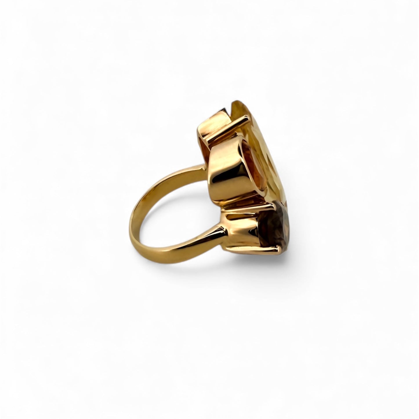 Comprar anillo realizado en oro amarillo de 18kt con citrino central y diamantes talla brillante y marquesa alrededor de el y en los brazos. Envío GRATIS.