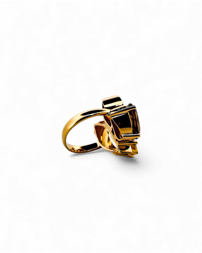 Comprar anillo realizado en oro amarillo de 18kt con citrino central y diamantes talla brillante y marquesa alrededor de el y en los brazos. Envío GRATIS.