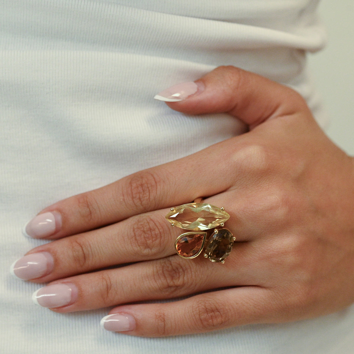 Comprar anillo realizado en oro amarillo de 18kt con citrino central y diamantes talla brillante y marquesa alrededor de el y en los brazos. Envío GRATIS.