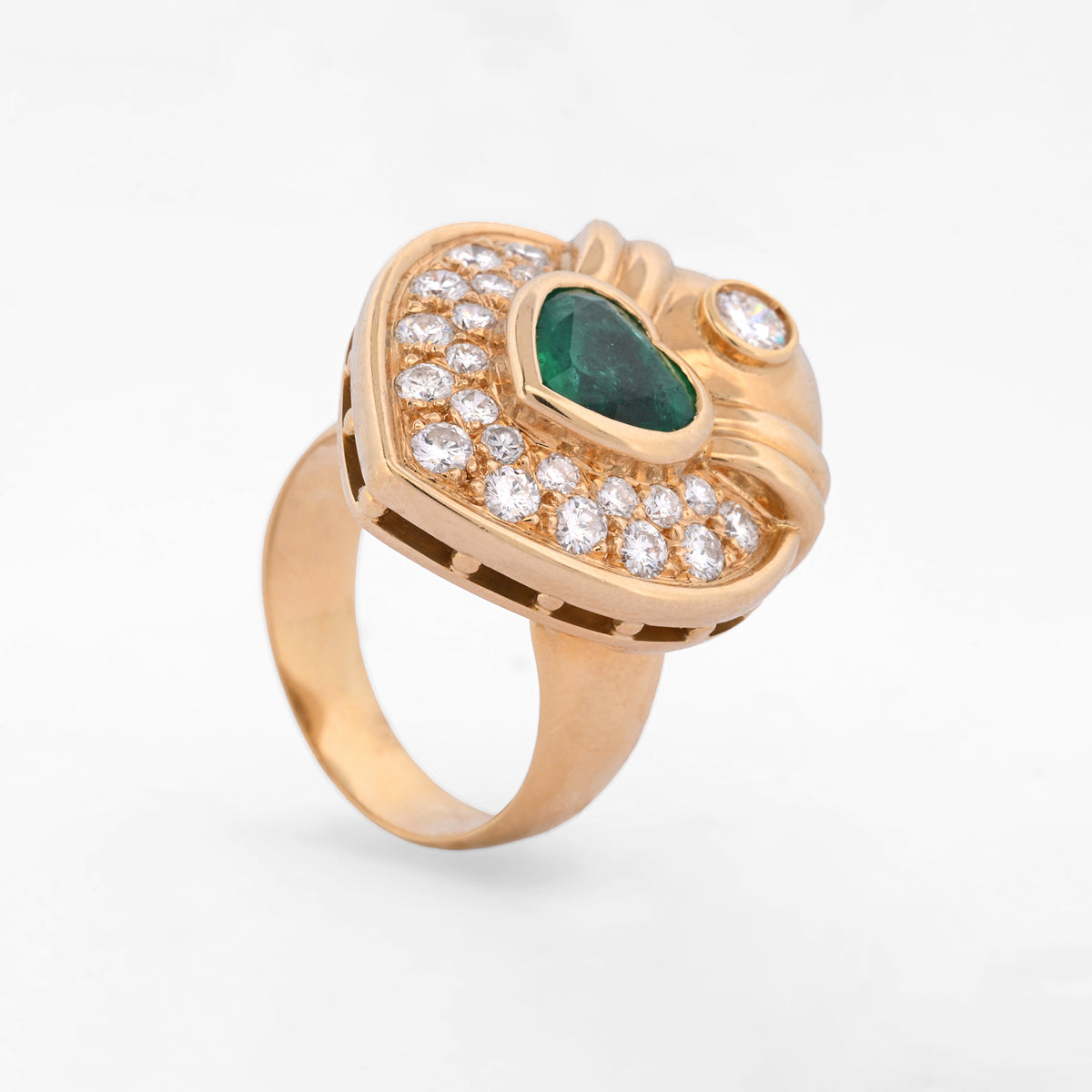 Anillo vintage tipo romántico realizado en oro amarillo de 18lt en forma de corazón con esmeralda central talla corazón y pave de diamantes. Envío gratis