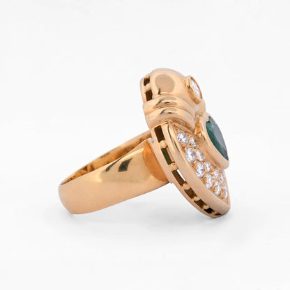 Anillo vintage tipo romántico realizado en oro amarillo de 18lt en forma de corazón con esmeralda central talla corazón y pave de diamantes. Envío gratis