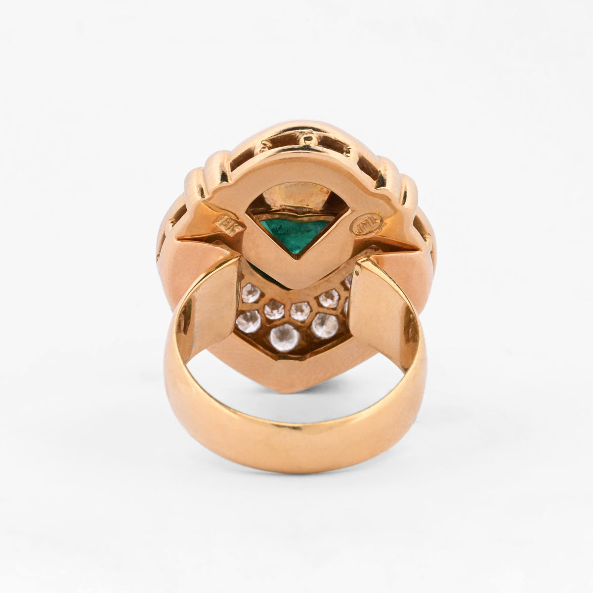 Anillo vintage tipo romántico realizado en oro amarillo de 18lt en forma de corazón con esmeralda central talla corazón y pave de diamantes. Envío gratis