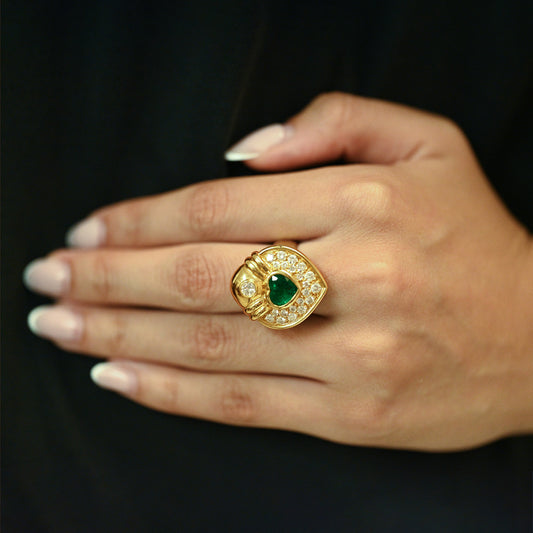 Anillo vintage tipo romántico realizado en oro amarillo de 18lt en forma de corazón con esmeralda central talla corazón y pave de diamantes. Envío gratis