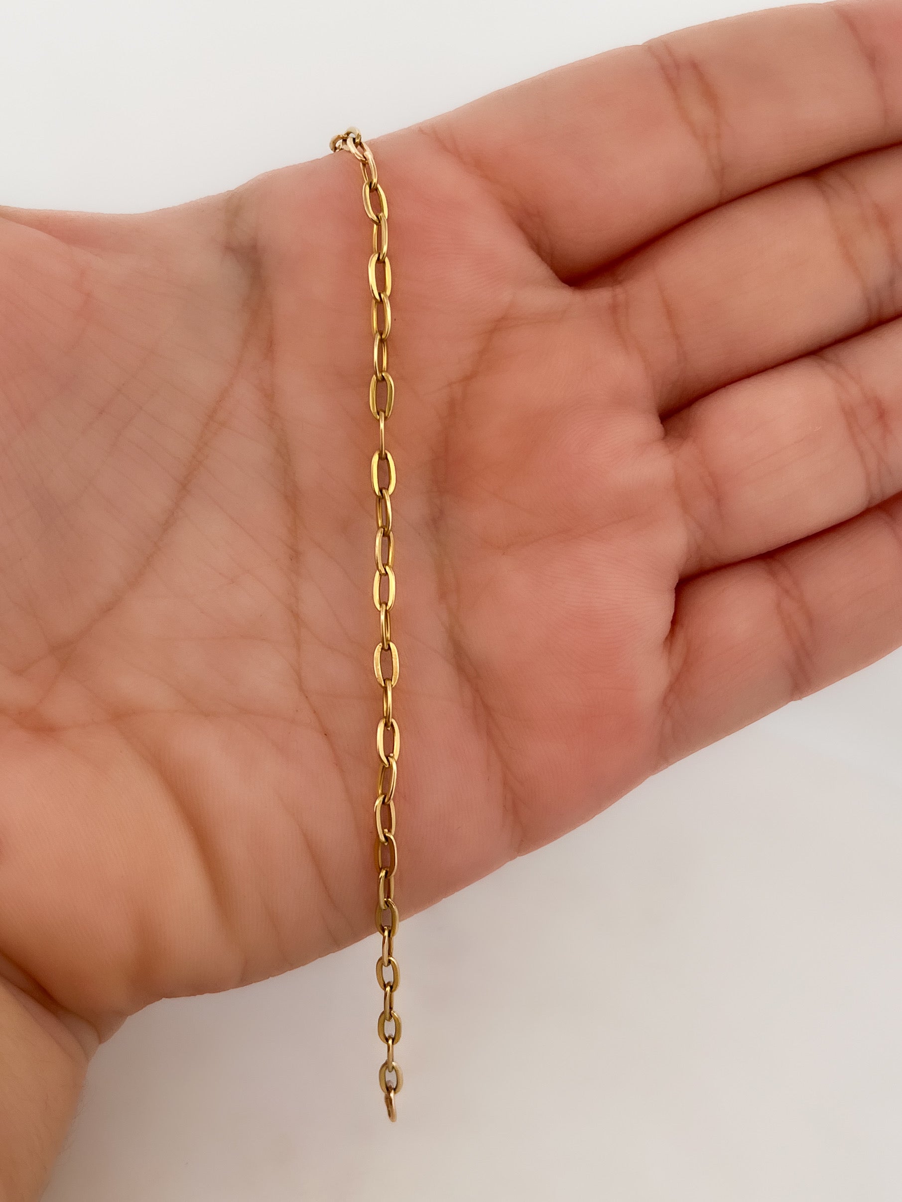 Comprar cadena forzada realizada en oro amarillo de 18kt con cierre tipo reasa. La cadena mide 52cm largo con un grosor de 1,62mm. Cadenas de oro de 18kt al mejor precio en Barcelona.
