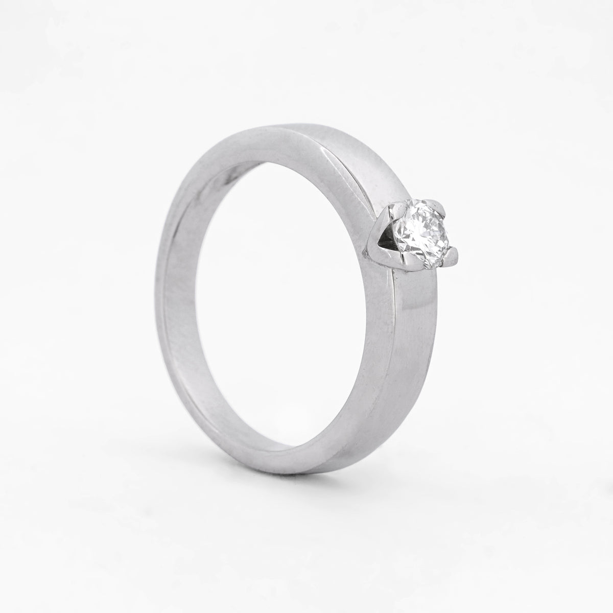 Solitario realizado en oro blanco y diamante. Joyas de segunda mano baratas. Joyas restauradas. Joyería Ian'Or. Envío gratis. Joyería Ian'Or Barcelona