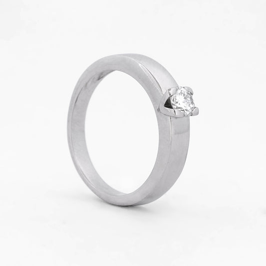 Solitario realizado en oro blanco y diamante. Joyas de segunda mano baratas. Joyas restauradas. Joyería Ian'Or. Envío gratis. Joyería Ian'Or Barcelona