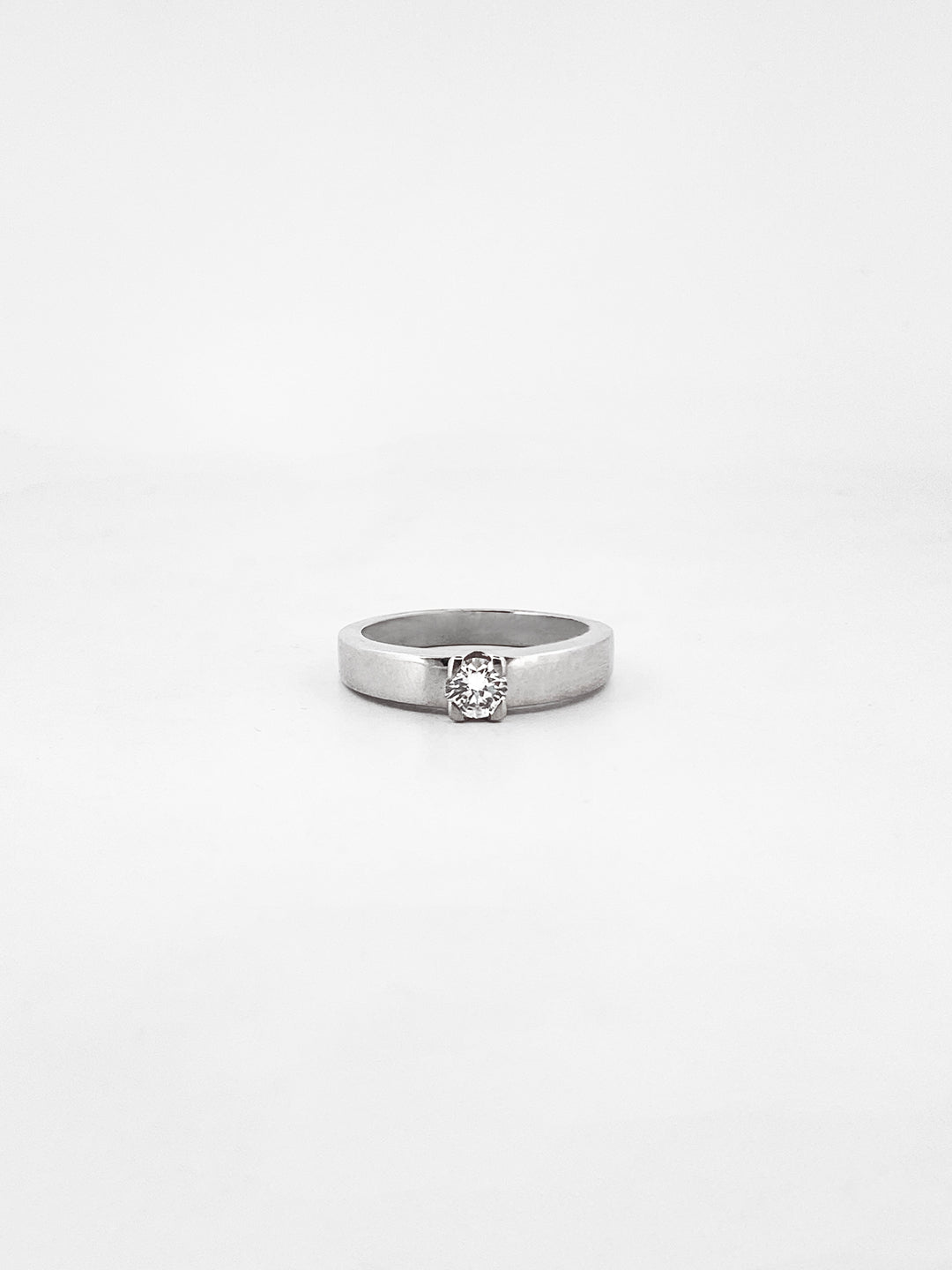 Solitario realizado en oro blanco y diamante. Joyas de segunda mano baratas. Joyas restauradas. Joyería Ian'Or. Envío gratis. Joyería Ian'Or Barcelona