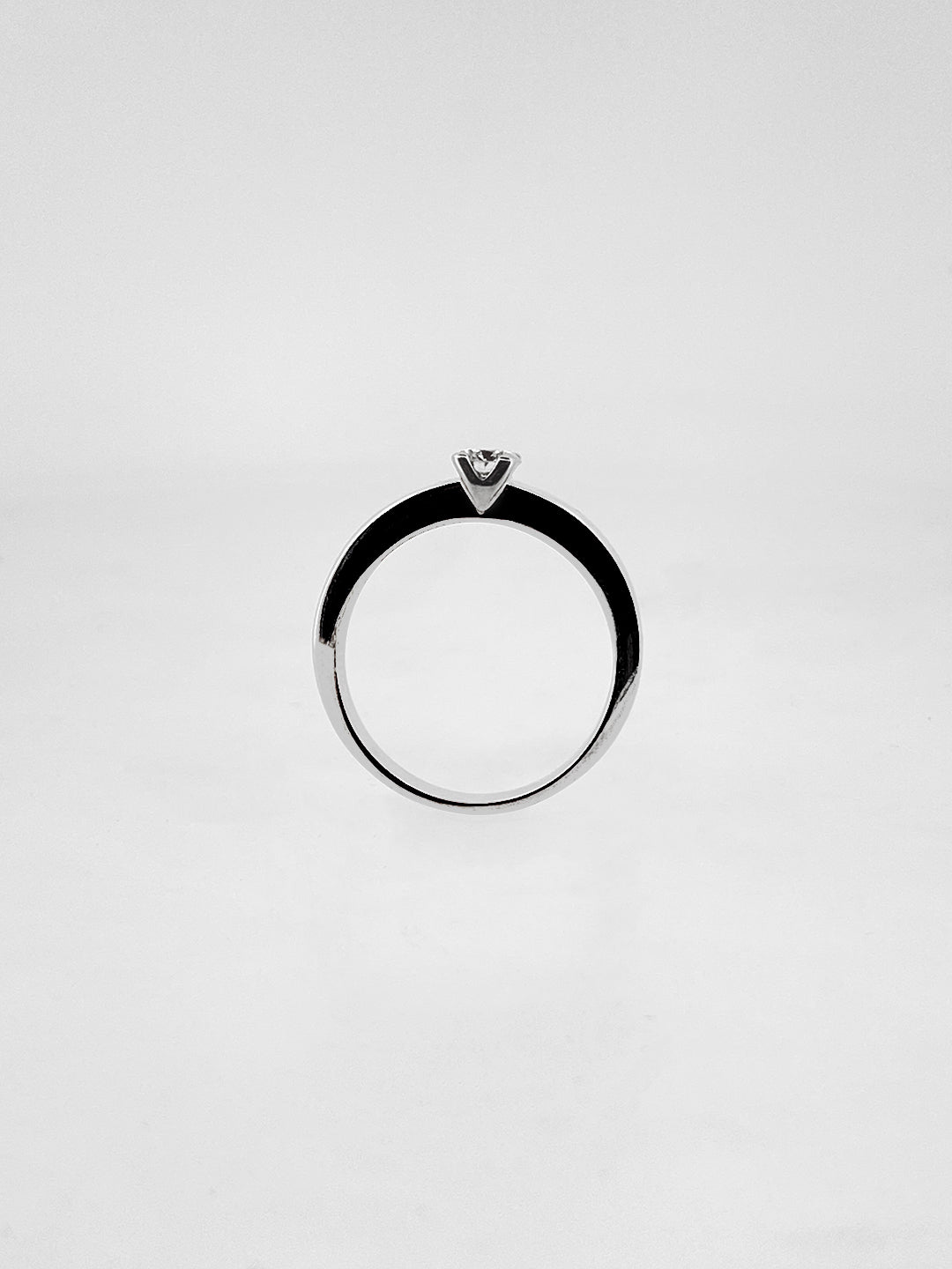 Solitario realizado en oro blanco y diamante. Joyas de segunda mano baratas. Joyas restauradas. Joyería Ian'Or. Envío gratis. Joyería Ian'Or Barcelona