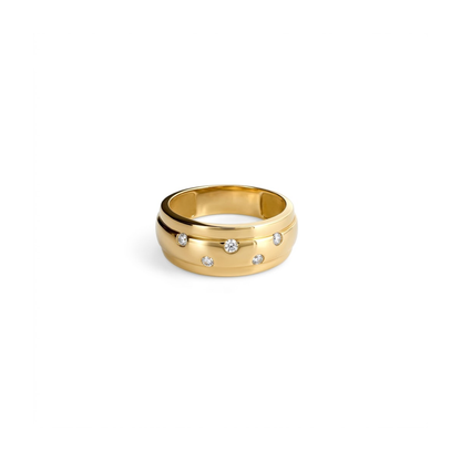 Anillo realizado en oro amarillo de 18kt con banda central mate y con diamantes talla brillante intercalados. Comprar Joyas de compromiso baratas Barcelona.