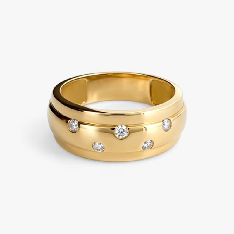 Anillo realizado en oro amarillo de 18kt con banda central mate y con diamantes talla brillante intercalados. Comprar Joyas de compromiso baratas Barcelona.