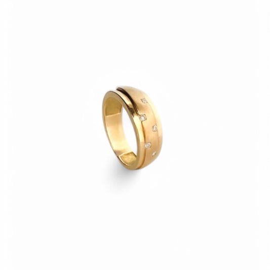 Anillo realizado en oro amarillo de 18kt con banda central mate y con diamantes talla brillante intercalados. Comprar Joyas de compromiso baratas Barcelona.