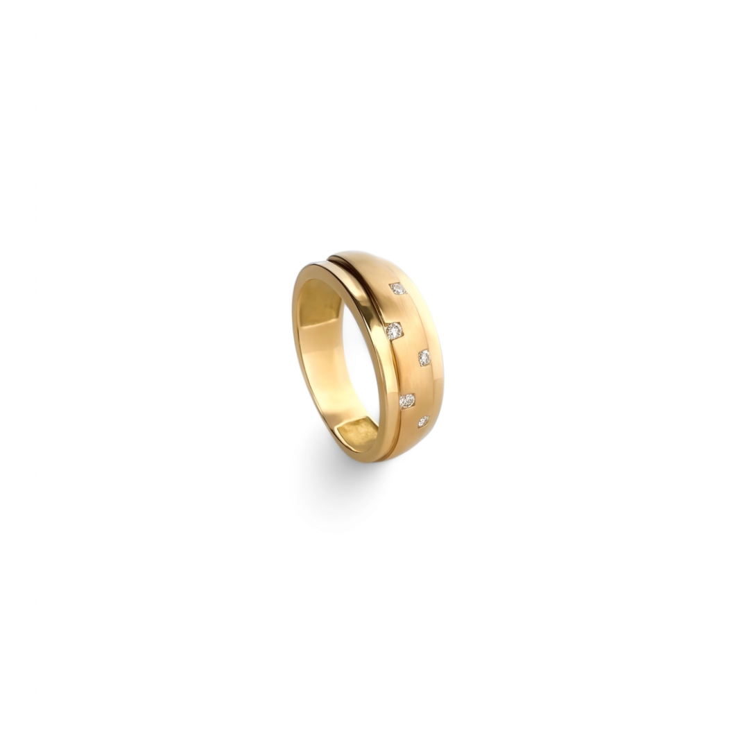 Anillo realizado en oro amarillo de 18kt con banda central mate y con diamantes talla brillante intercalados. Comprar Joyas de compromiso baratas Barcelona.