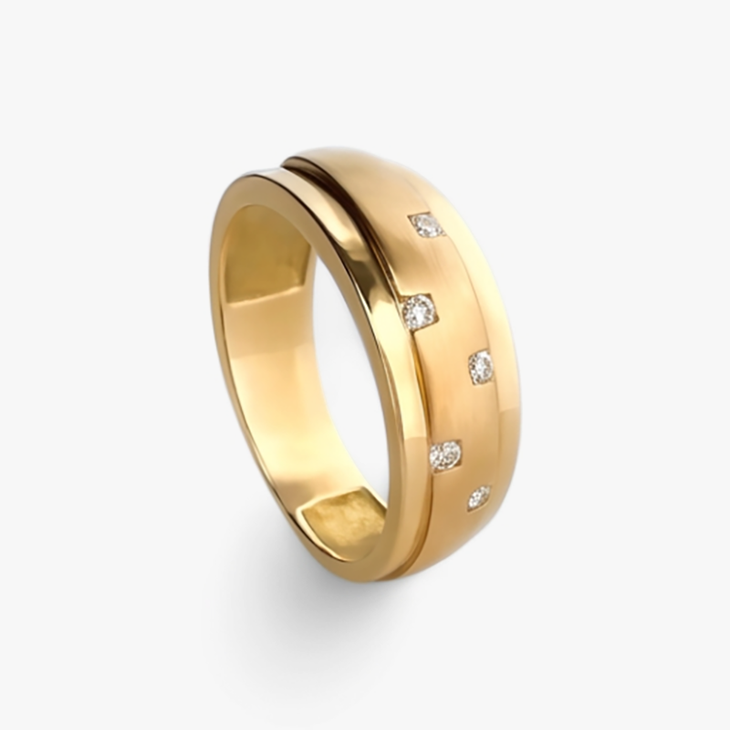 Anillo realizado en oro amarillo de 18kt con banda central mate y con diamantes talla brillante intercalados. Comprar Joyas de compromiso baratas Barcelona.