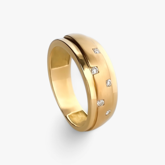 Anillo realizado en oro amarillo de 18kt con banda central mate y con diamantes talla brillante intercalados. Comprar Joyas de compromiso baratas Barcelona.
