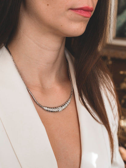 Gargantilla antigua realizada en oro blanco de 18kt con engaste central de 17 brillantes. Joyas vintage de lujo al mejor precio. Joyas antiguas de oro 18kt