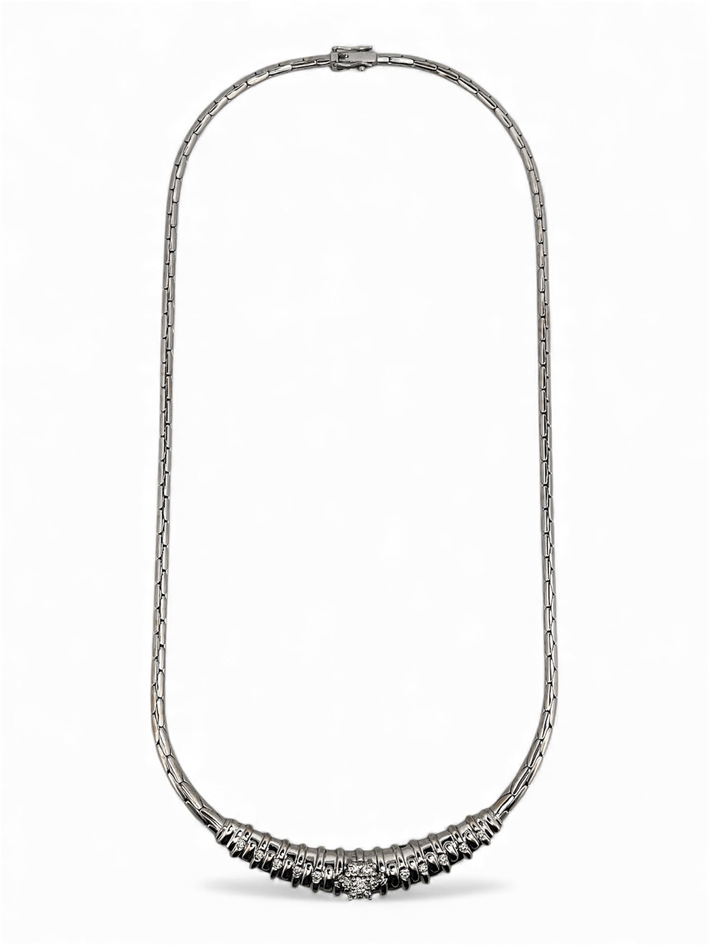 Gargantilla antigua realizada en oro blanco de 18kt con engaste central de 17 brillantes. Joyas vintage de lujo al mejor precio. Joyas antiguas de oro 18kt