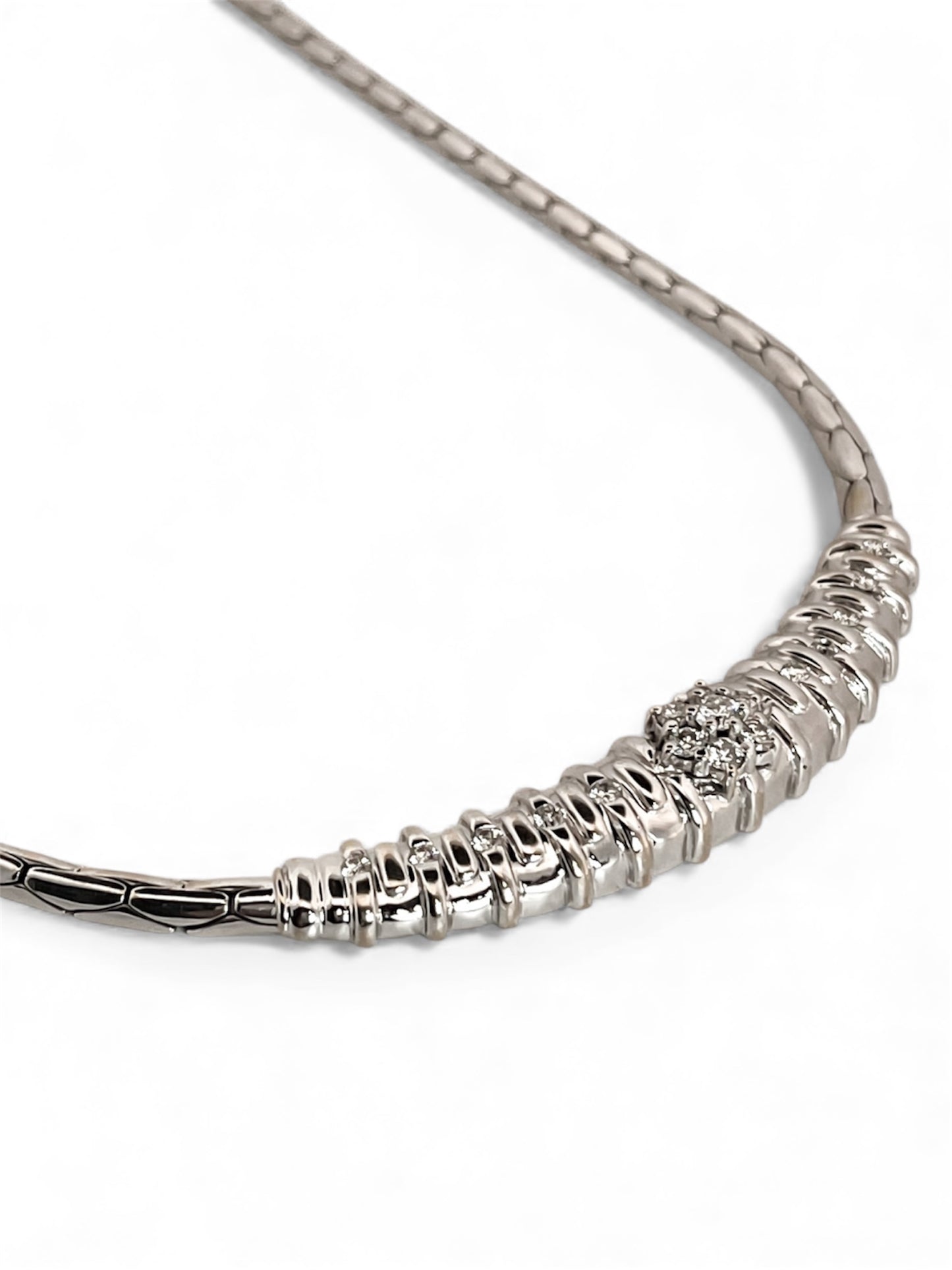 Gargantilla antigua realizada en oro blanco de 18kt con engaste central de 17 brillantes. Joyas vintage de lujo al mejor precio. Joyas antiguas de oro 18kt