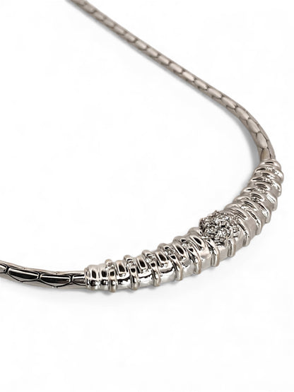 Gargantilla antigua realizada en oro blanco de 18kt con engaste central de 17 brillantes. Joyas vintage de lujo al mejor precio. Joyas antiguas de oro 18kt