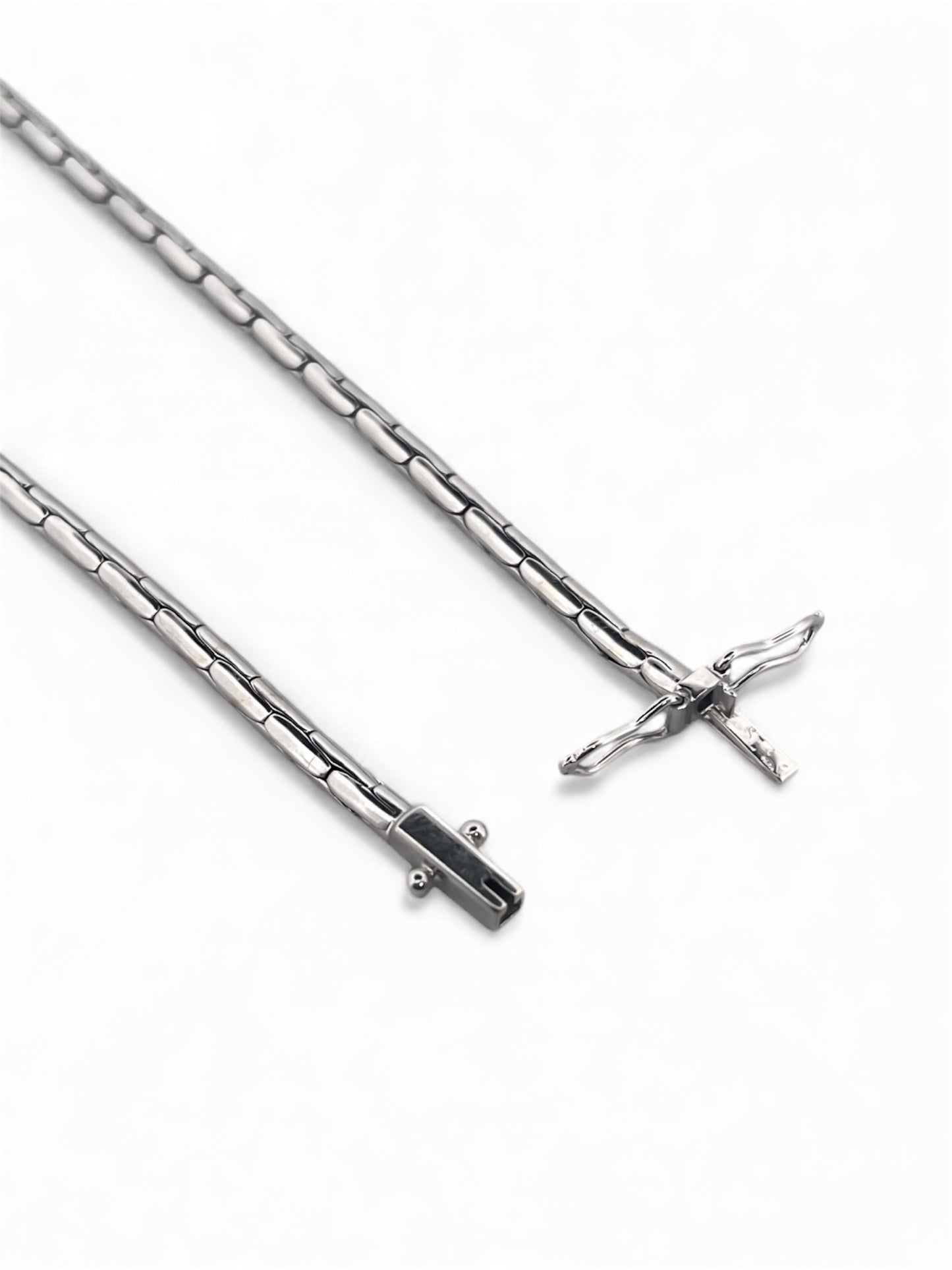 Gargantilla antigua realizada en oro blanco de 18kt con engaste central de 17 brillantes. Joyas vintage de lujo al mejor precio. Joyas antiguas de oro 18kt