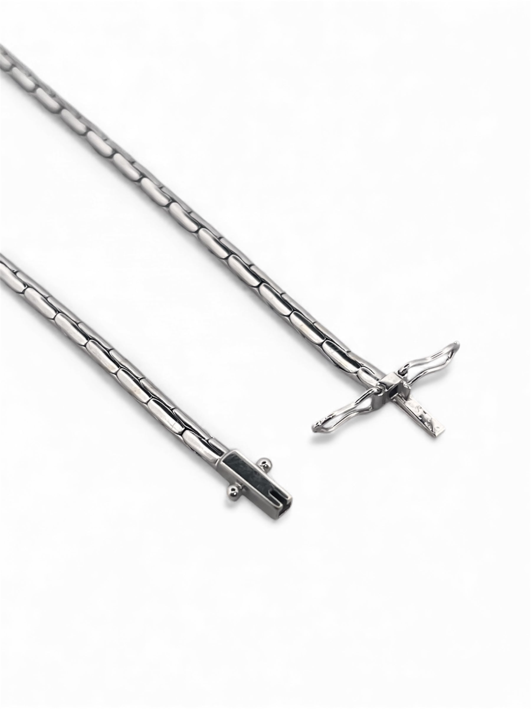 Gargantilla antigua realizada en oro blanco de 18kt con engaste central de 17 brillantes. Joyas vintage de lujo al mejor precio. Joyas antiguas de oro 18kt