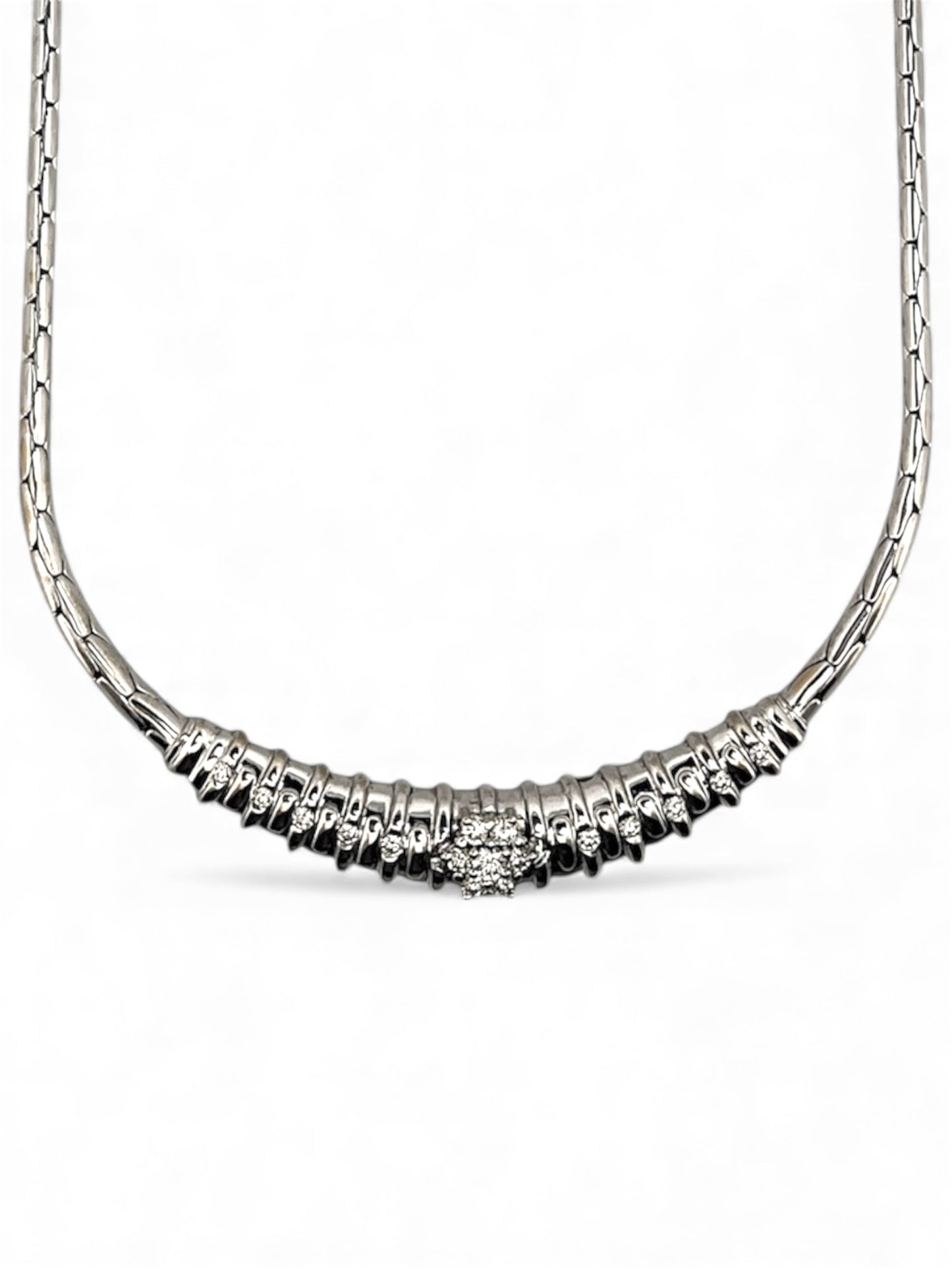 Gargantilla antigua realizada en oro blanco de 18kt con engaste central de 17 brillantes. Joyas vintage de lujo al mejor precio. Joyas antiguas de oro 18kt