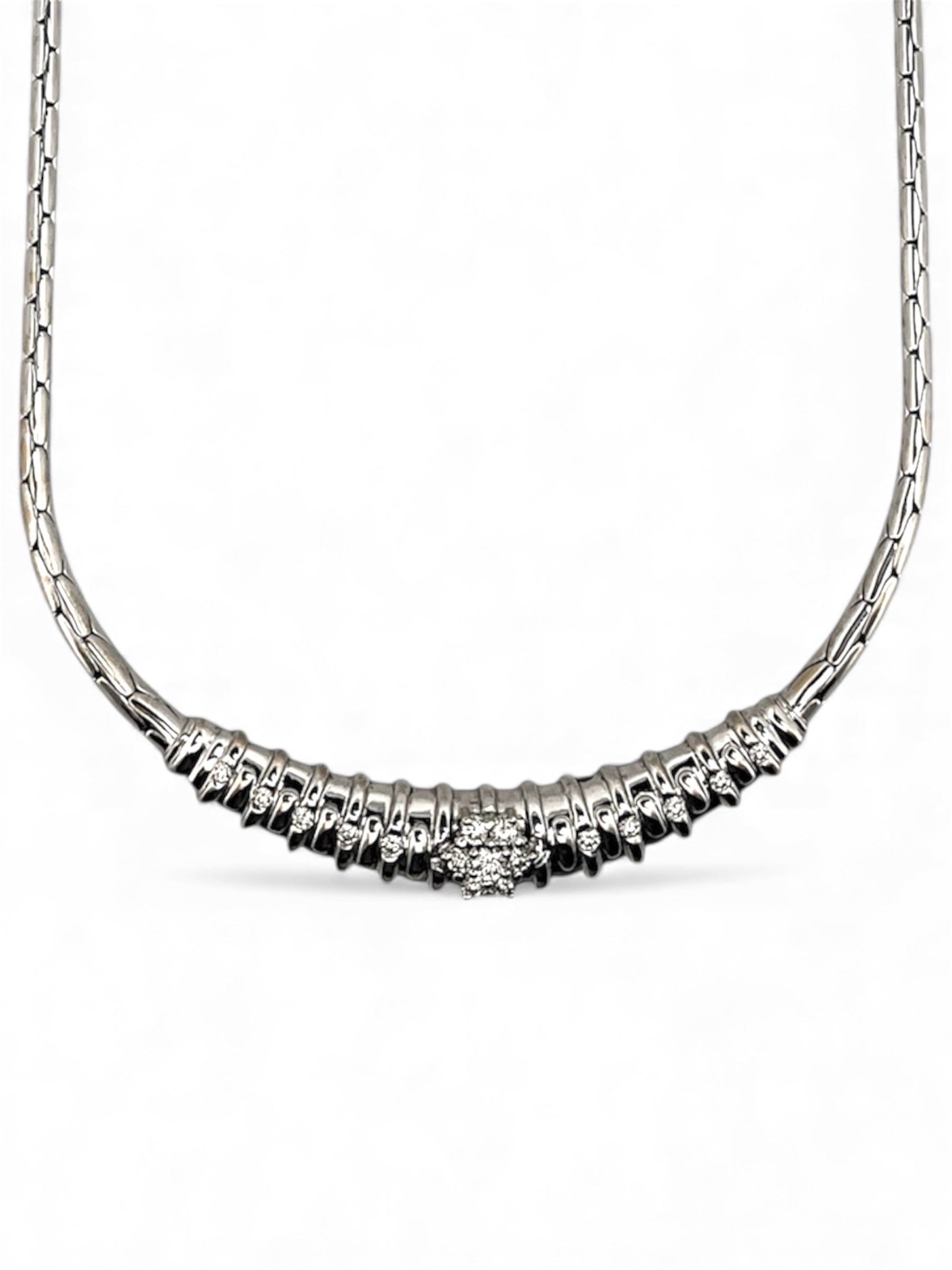 Gargantilla antigua realizada en oro blanco de 18kt con engaste central de 17 brillantes. Joyas vintage de lujo al mejor precio. Joyas antiguas de oro 18kt