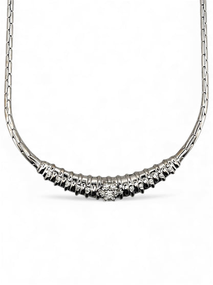 Gargantilla antigua realizada en oro blanco de 18kt con engaste central de 17 brillantes. Joyas vintage de lujo al mejor precio. Joyas antiguas de oro 18kt