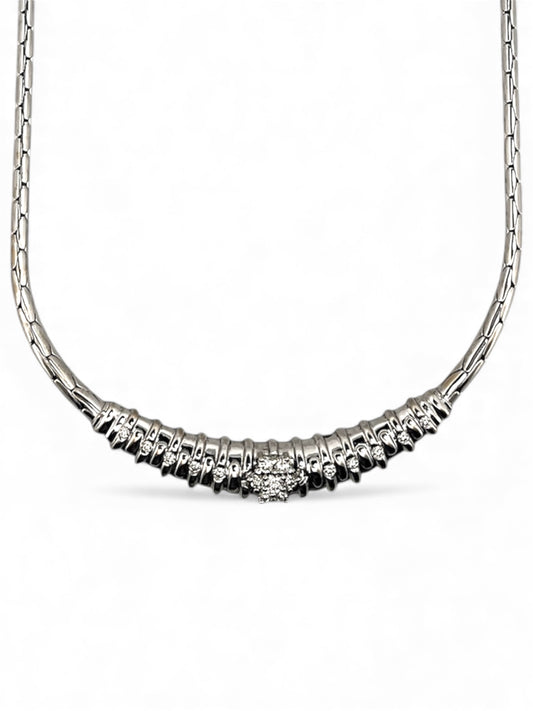 Gargantilla antigua realizada en oro blanco de 18kt con engaste central de 17 brillantes. Joyas vintage de lujo al mejor precio. Joyas antiguas de oro 18kt