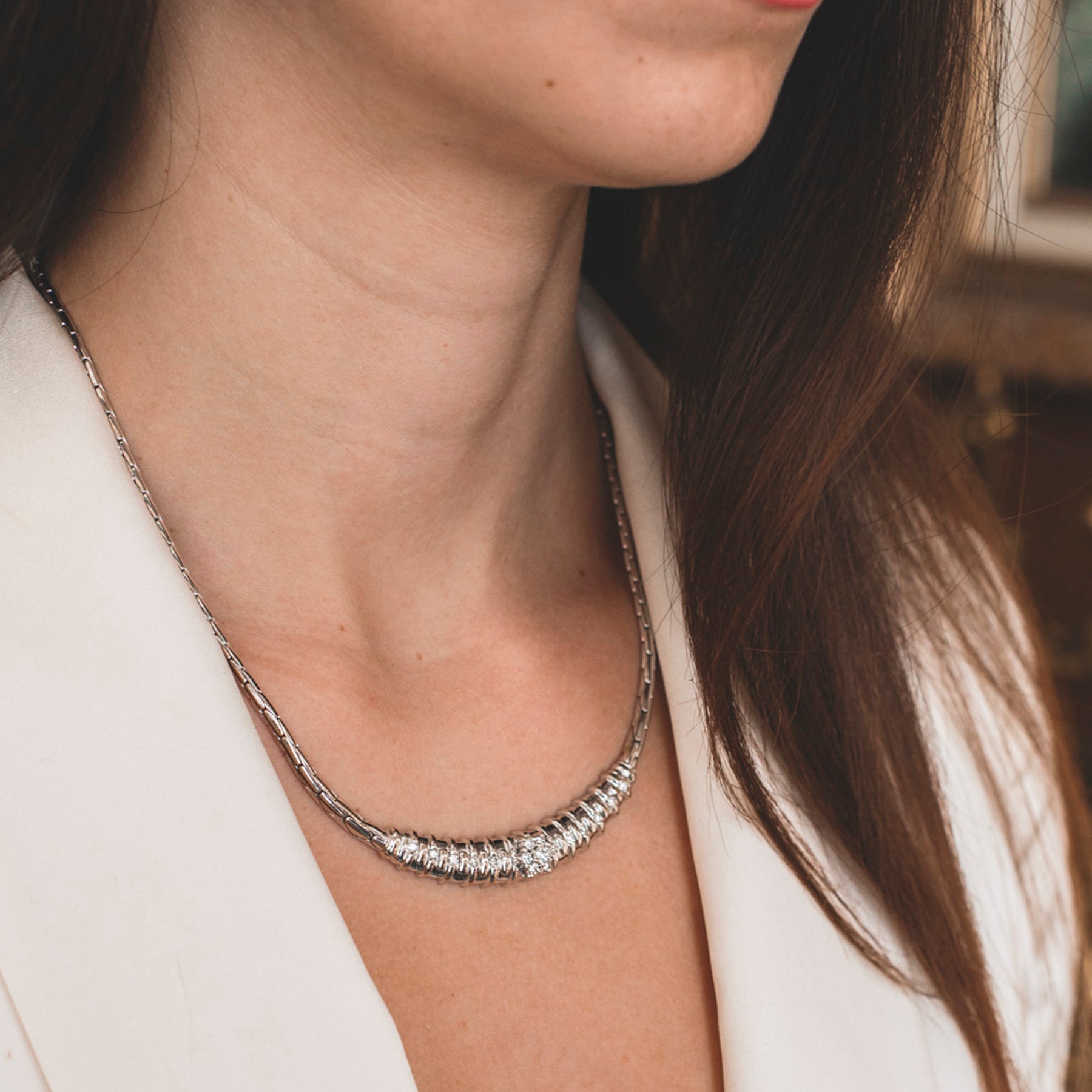Gargantilla antigua realizada en oro blanco de 18kt con engaste central de 17 brillantes. Joyas vintage de lujo al mejor precio. Joyas antiguas de oro 18kt