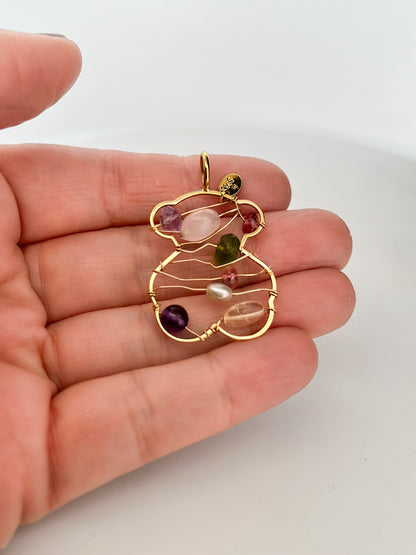 Comprar colgante TOUS de oro amarillo de 18kt con forma de osito y piedras de colores. Joyas Tous segunda mano. Restauramos joyas para darles una nueva vida.