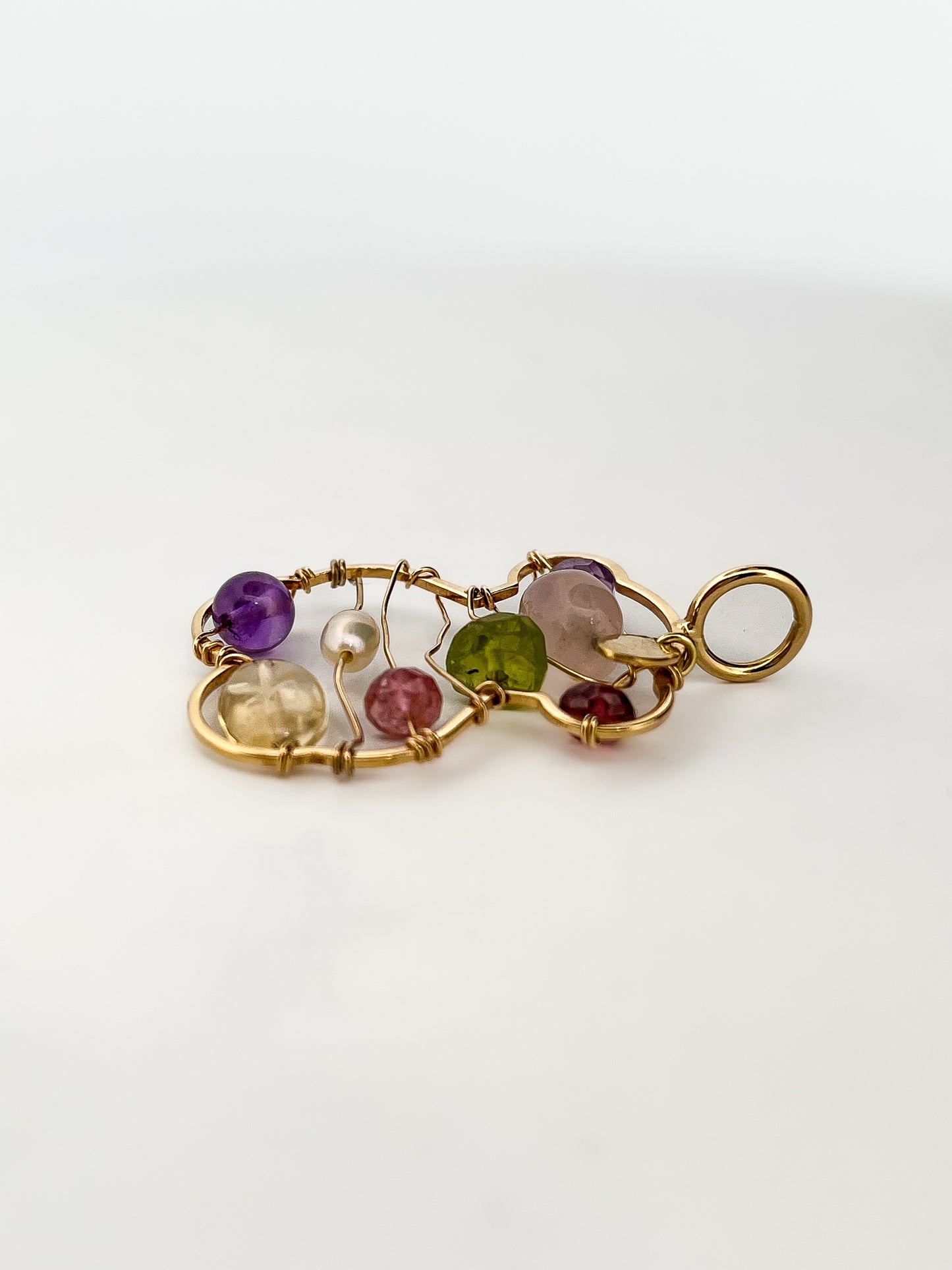 Comprar colgante TOUS de oro amarillo de 18kt con forma de osito y piedras de colores. Joyas Tous segunda mano. Restauramos joyas para darles una nueva vida.