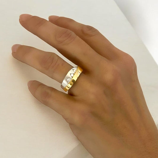 Anillo bicolor de oro blanco y amarillo de 18kt, con 3 diamantes talla brillante de 0,04ct cada uno. Pieza de segunda mano restaurada en Barcelona.