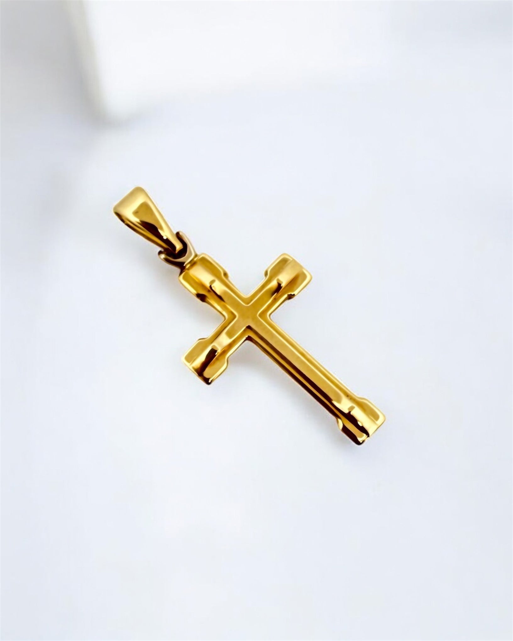 Colgante en forma de Cruz lisa realizada en oro amarillo de 18kt . Mide 3,7cm de largo y 1,6cm de ancho. Cruces de oro 18kt baratas