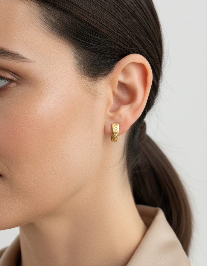 Comprar pendientes con diseño de hojas realizados en oro amarillo de 18kt. Estos pendientes disponen de cierre tipo catalán. Envío GRATIS.