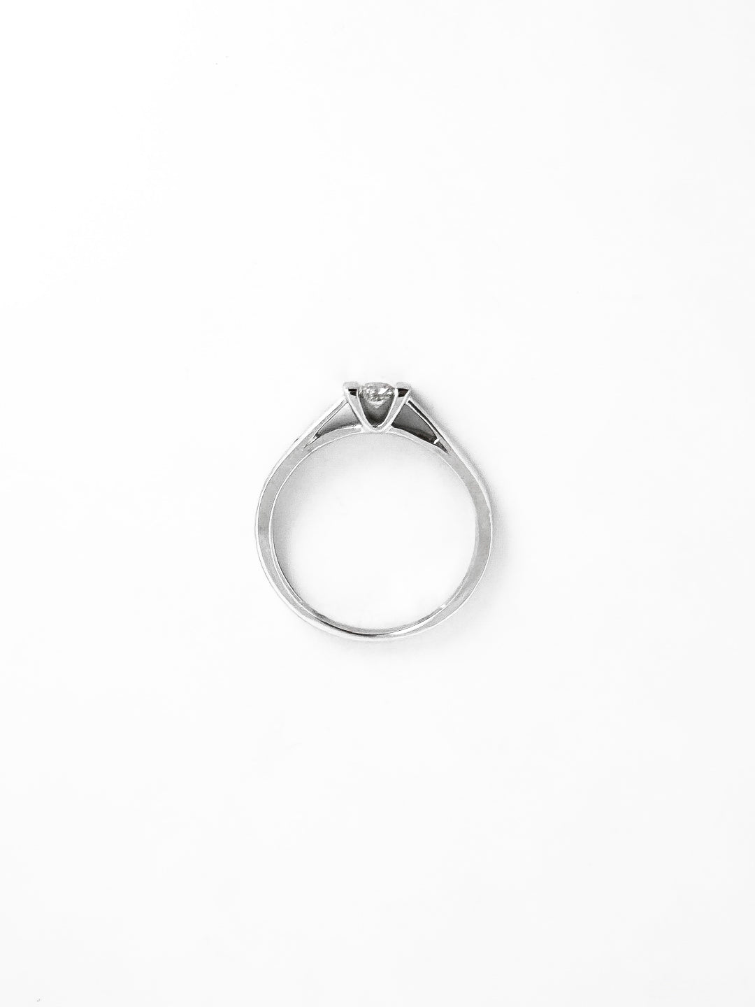 Solitario realizado en oro blanco y diamante. Joyas de segunda mano baratas. Joyas restauradas. Joyería Ian'Or. Envío gratis. Joyería Ian'Or Barcelona