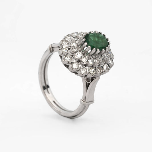 Sortija realizada en oro blanco de 18kt con rosetón de esmeralda talla oval y 2 orlas de brillantes. Rosetones de esmeraldas al mejor precio