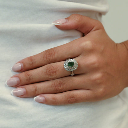 Sortija realizada en oro blanco de 18kt con rosetón de esmeralda talla oval y 2 orlas de brillantes. Rosetones de esmeraldas al mejor precio