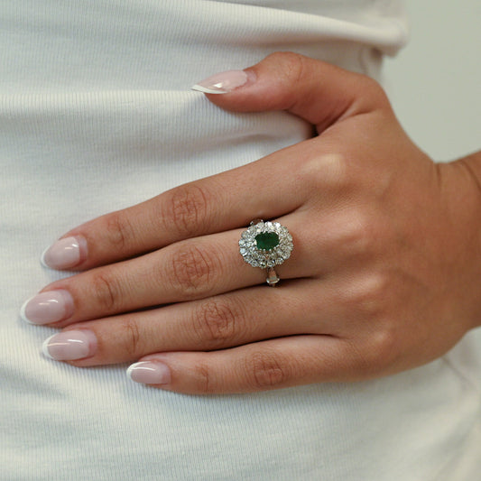 Sortija realizada en oro blanco de 18kt con rosetón de esmeralda talla oval y 2 orlas de brillantes. Rosetones de esmeraldas al mejor precio