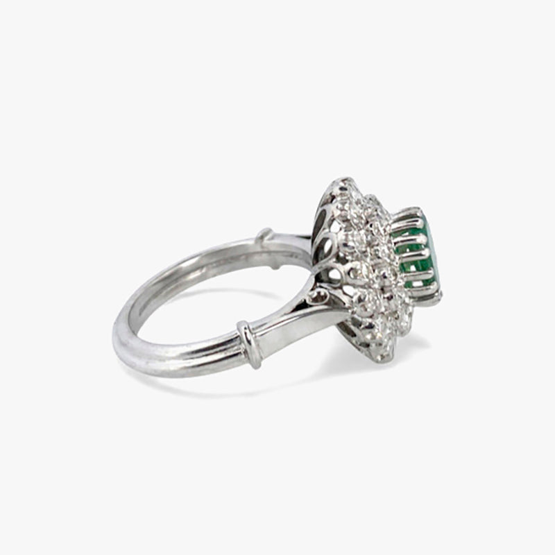 Sortija realizada en oro blanco de 18kt con rosetón de esmeralda talla oval y 2 orlas de brillantes. Rosetones de esmeraldas al mejor precio