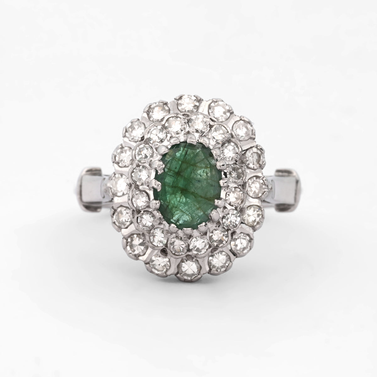Sortija realizada en oro blanco de 18kt con rosetón de esmeralda talla oval y 2 orlas de brillantes. Rosetones de esmeraldas al mejor precio