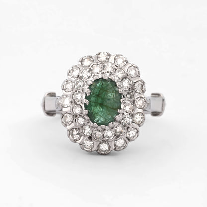 Sortija realizada en oro blanco de 18kt con rosetón de esmeralda talla oval y 2 orlas de brillantes. Rosetones de esmeraldas al mejor precio